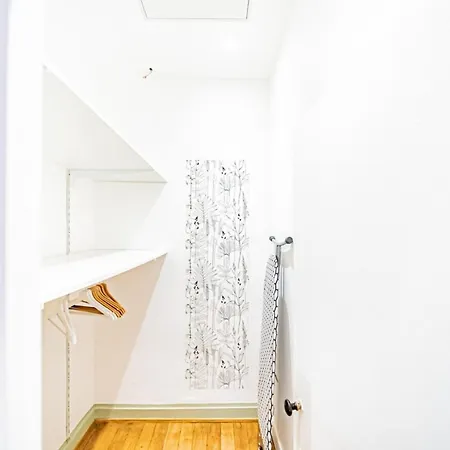 Aapartment With Character Parquet Flooring Fireplace - Charpennes