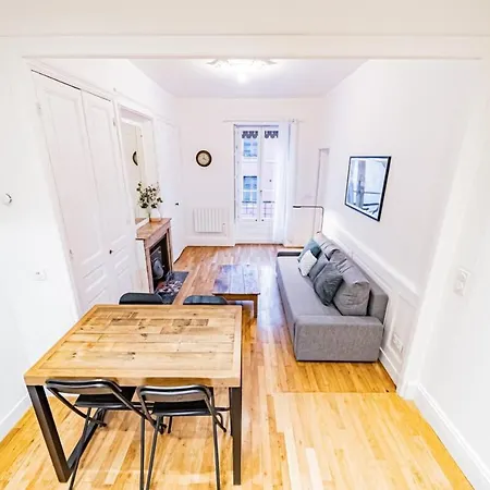 Aapartment With Character Parquet Flooring Fireplace - Charpennes Apartment Villeurbanne